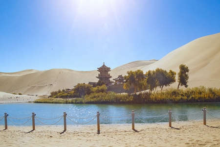 鸣沙山月牙泉在哪里 为何几百年了也不干涸