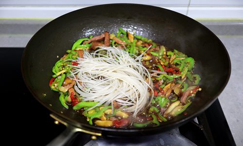 碳水爱好者必吃的一道菜 腊肉辣椒炒粉条超下饭